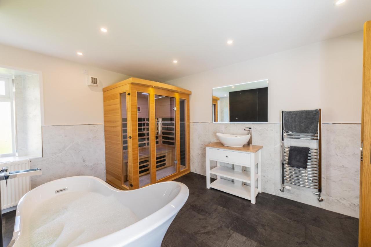 Nether Newton - Sleeps 12, Hottub, Sauna, Private Garden Newmilns Exterior foto